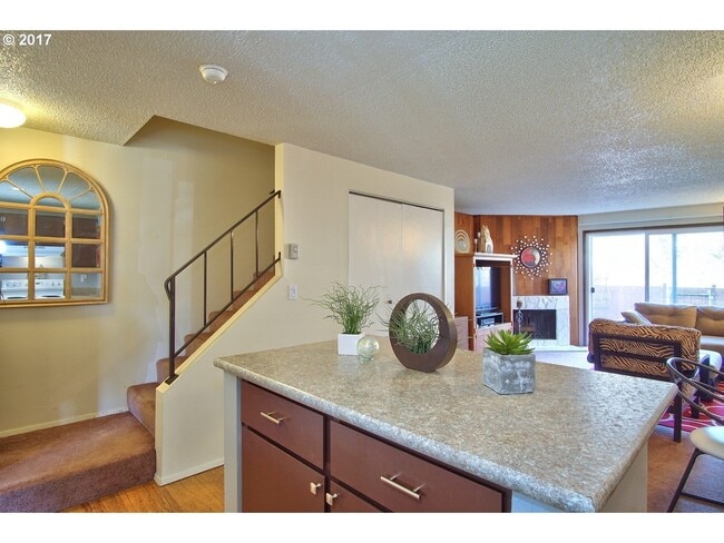 3875 NW Chemult Pl, Unit 3877 in Portland, OR - Building Photo - Building Photo