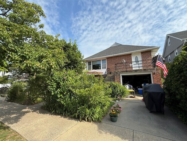 property at 731 E Walnut St