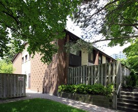 46 Three Valleys Dr in Toronto, ON - Building Photo - Building Photo
