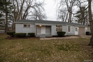 9172 Millward Ave in White Lake, MI - Building Photo