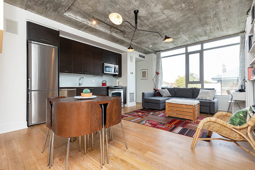 630 Queen St E in Toronto, ON - Building Photo