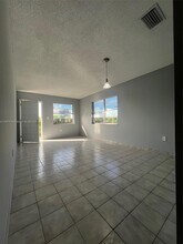 471 E 13th St, Unit 471A in Hialeah, FL - Foto de edificio - Building Photo