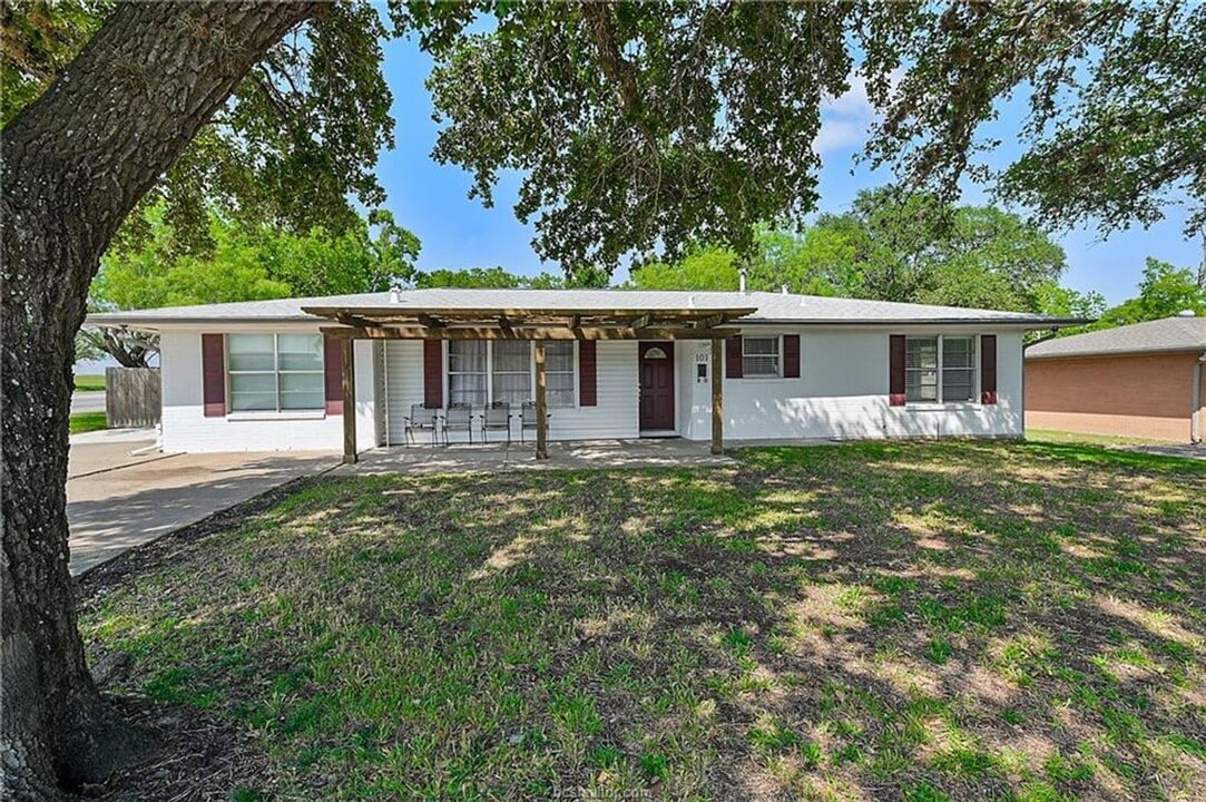 AUGUST PRE-LEASE!! 4 bed, 3 bath house on  in College Station, TX - Building Photo