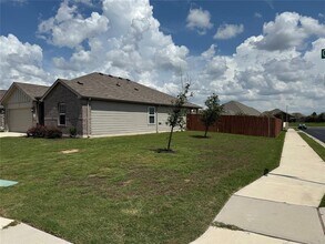 300 Colthorpe Ln in Hutto, TX - Foto de edificio - Building Photo