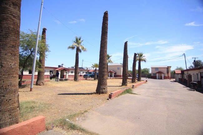 Broadway Palms in Phoenix, AZ - Foto de edificio - Building Photo