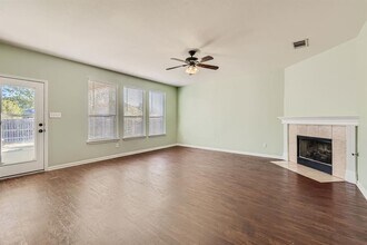 105 Meadowlark Ln in Kyle, TX - Building Photo - Building Photo