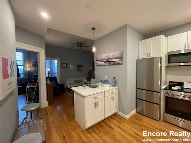 468 Beacon St, Unit 3R in Boston, MA - Building Photo - Building Photo