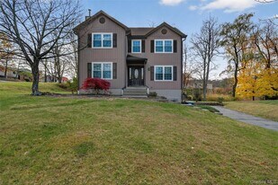 1 Lincoln Ct in Woodbury, NY - Building Photo