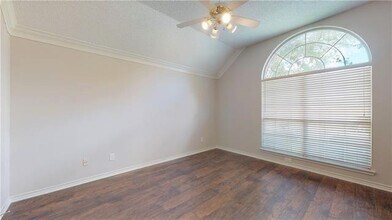 402 Moss Hill Rd in Irving, TX - Foto de edificio - Building Photo