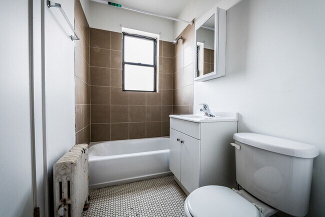 5328 W Harrison St Chicago, IL 60644 in Chicago, IL - Foto de edificio - Building Photo