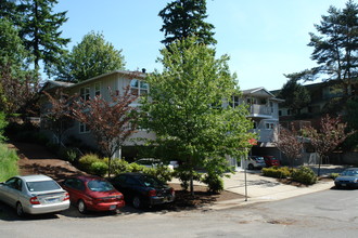 Marquam Trail Apartments in Portland, OR - Building Photo - Building Photo