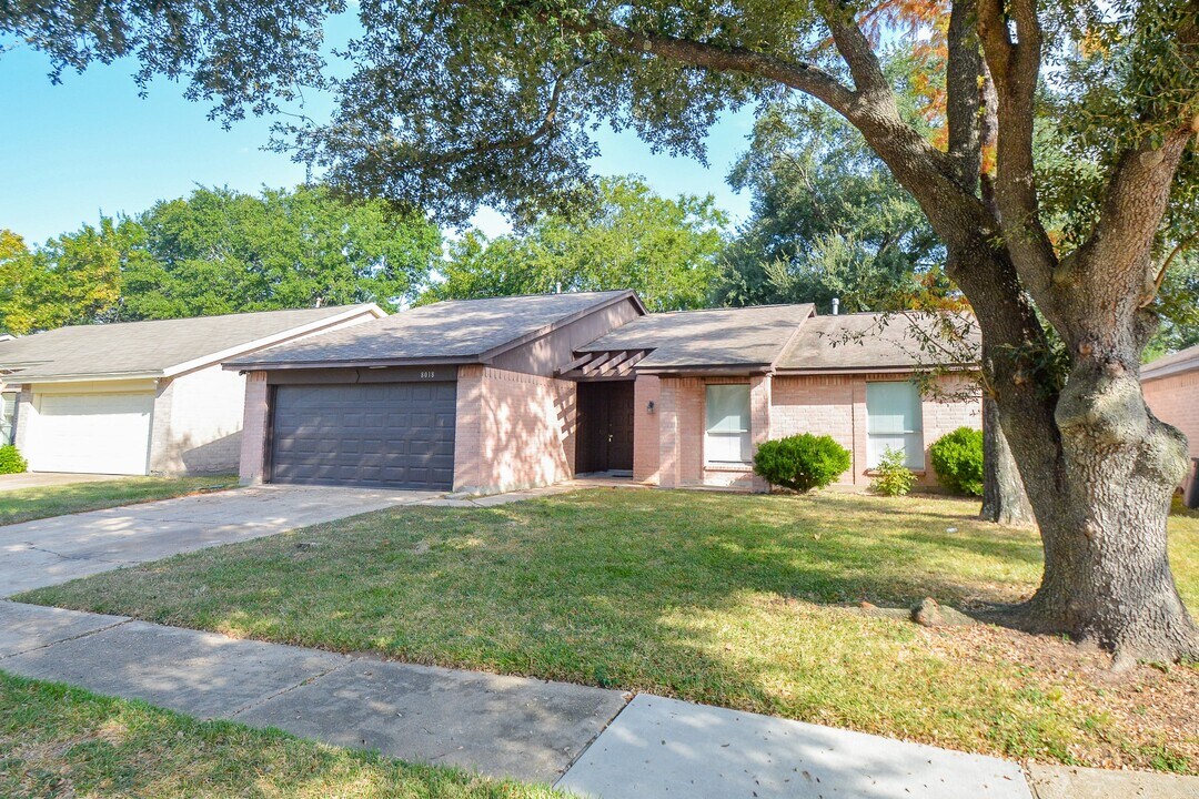 8018 Sweetgum Trace Dr in Houston, TX - Building Photo