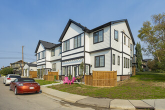 2037 32 St SW in Calgary, AB - Building Photo - Primary Photo