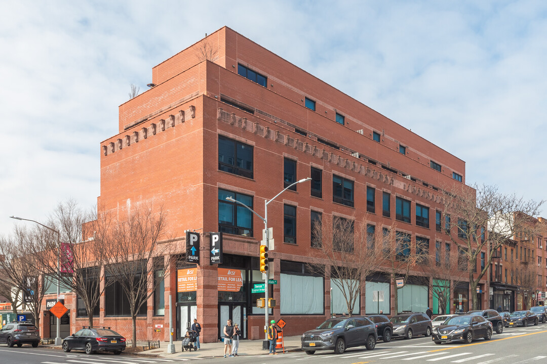 236-240 Atlantic Ave in Brooklyn, NY - Foto de edificio