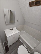 1526 Dixmont Ave, Unit 2 in Cincinnati, OH - Foto de edificio - Building Photo