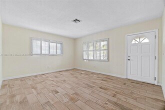 838 NW 10th Ave in Dania Beach, FL - Building Photo - Building Photo