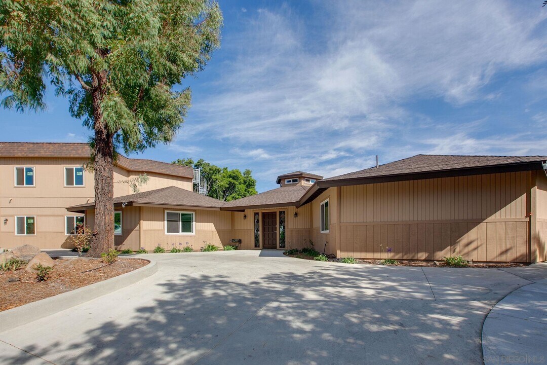 2916 Anaheim St in Escondido, CA - Foto de edificio