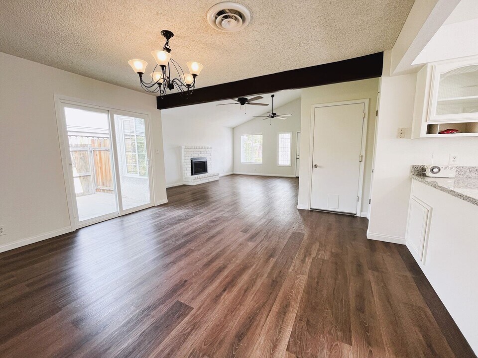 2612 La Costa Ct in Bakersfield, CA - Building Photo