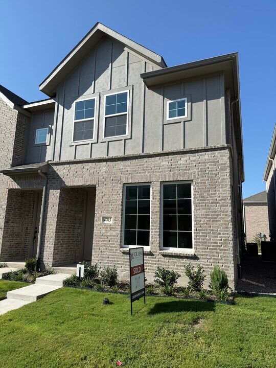 4703 Stirring Pathway in Haltom City, TX - Building Photo