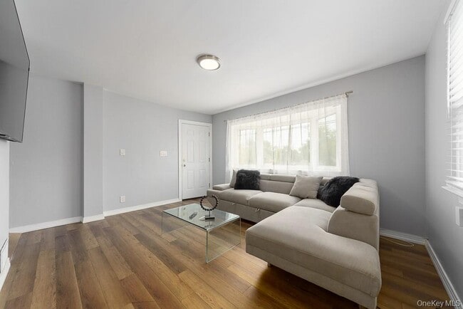 44 Lincoln St in Elmont, NY - Building Photo - Building Photo