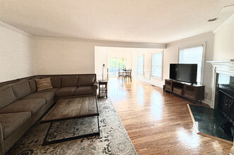 381 S Pine Creek Rd in Fairfield, CT - Building Photo - Building Photo