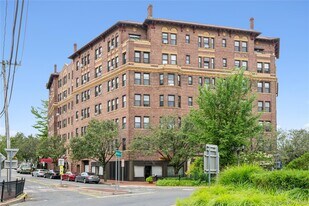 8 Barstow Rd in Great Neck, NY - Building Photo