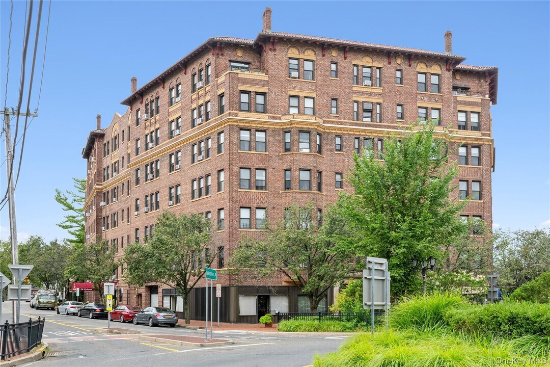 8 Barstow Rd in Great Neck, NY - Building Photo