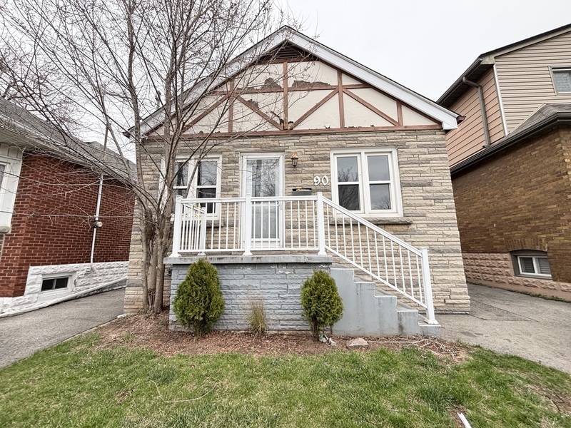 90 Barons Ave N in Hamilton, ON - Building Photo