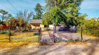 2250 Old River Rd in Ukiah, CA - Building Photo