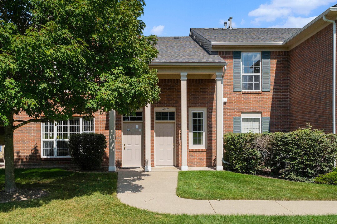 22209 Chesapeake Cir in Commerce Township, MI - Building Photo