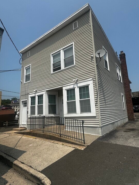 12 Fahey St in Stamford, CT - Building Photo