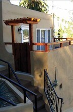 3464 Larissa Dr in Los Angeles, CA - Building Photo - Building Photo