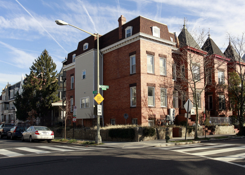 911 Monroe St NW in Washington, DC - Building Photo