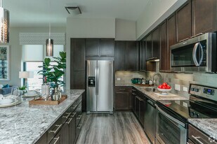 913 Piney Point Rd in Houston, TX - Building Photo