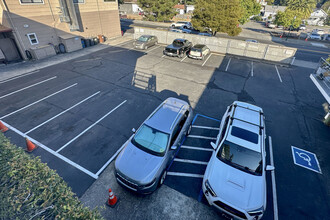 Blue Rock and Larkwood Apartments in Larkspur, CA - Foto de edificio - Building Photo