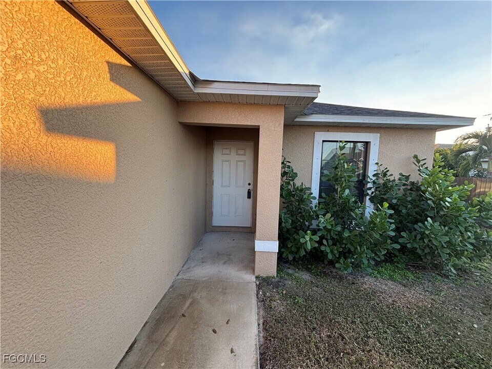 1210 Cape Coral Pkwy W in Cape Coral, FL - Building Photo