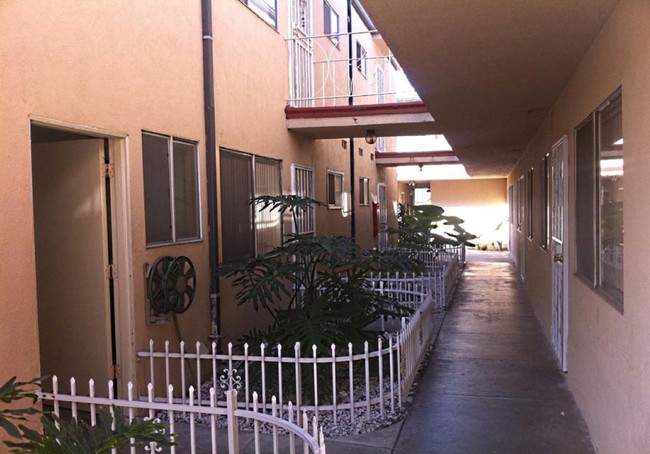 Stone Arbor on Benedict Apartments in Downey, CA - Foto de edificio - Building Photo