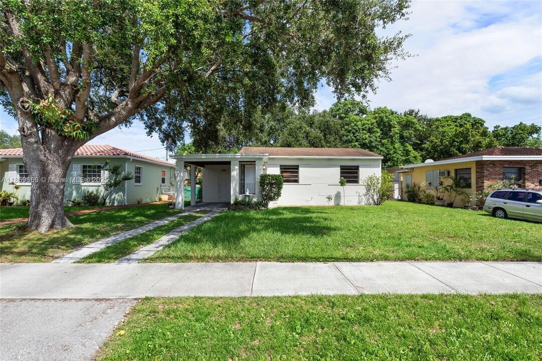 301 SW 51st Ave in Coral Gables, FL - Foto de edificio