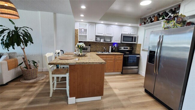 7900 Tatum Waterway Dr in Miami, FL - Building Photo - Building Photo