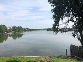 1317 Lakeshore Dr in Irving, TX - Foto de edificio - Building Photo