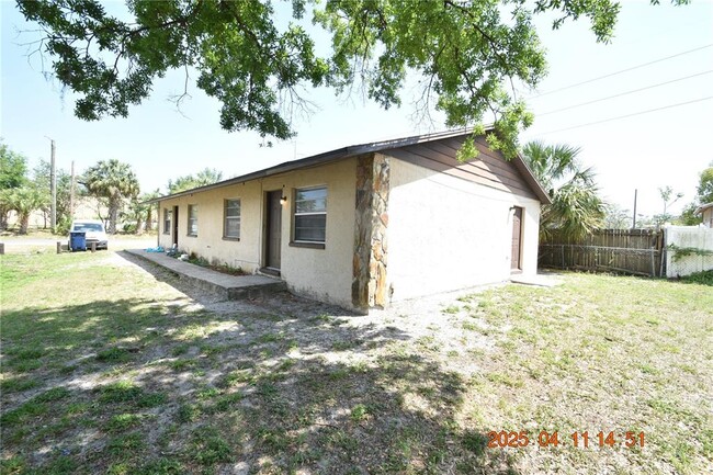 10406 N Mitchell Ave in Tampa, FL - Foto de edificio - Building Photo