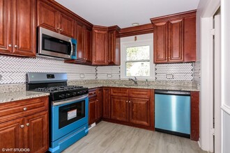 1203 Grant St in Wheaton, IL - Foto de edificio - Building Photo