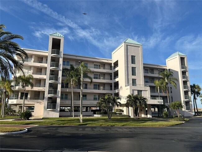 8000 Sailboat Key Blvd S in St Pete Beach, FL - Foto de edificio - Building Photo