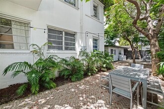 220 Beacom Blvd in Miami, FL - Building Photo - Building Photo
