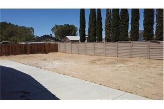 14174 Dartmouth St in Hesperia, CA - Building Photo - Building Photo