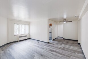 Amberson Gardens in Pittsburgh, PA - Building Photo