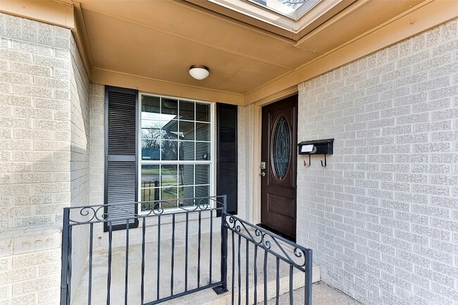 1318 N Rogers Rd, Unit 818 in Irving, TX - Building Photo - Building Photo