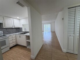 13685 NE 10th Ave, Unit 304 in North Miami, FL - Building Photo