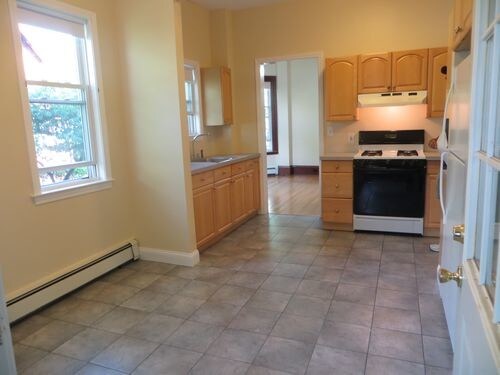 558 Riverside Ave-Unit -1 in Medford, MA - Foto de edificio