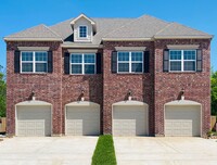 Mirror Lake Townhomes in Pearland, TX - Foto de edificio - Building Photo